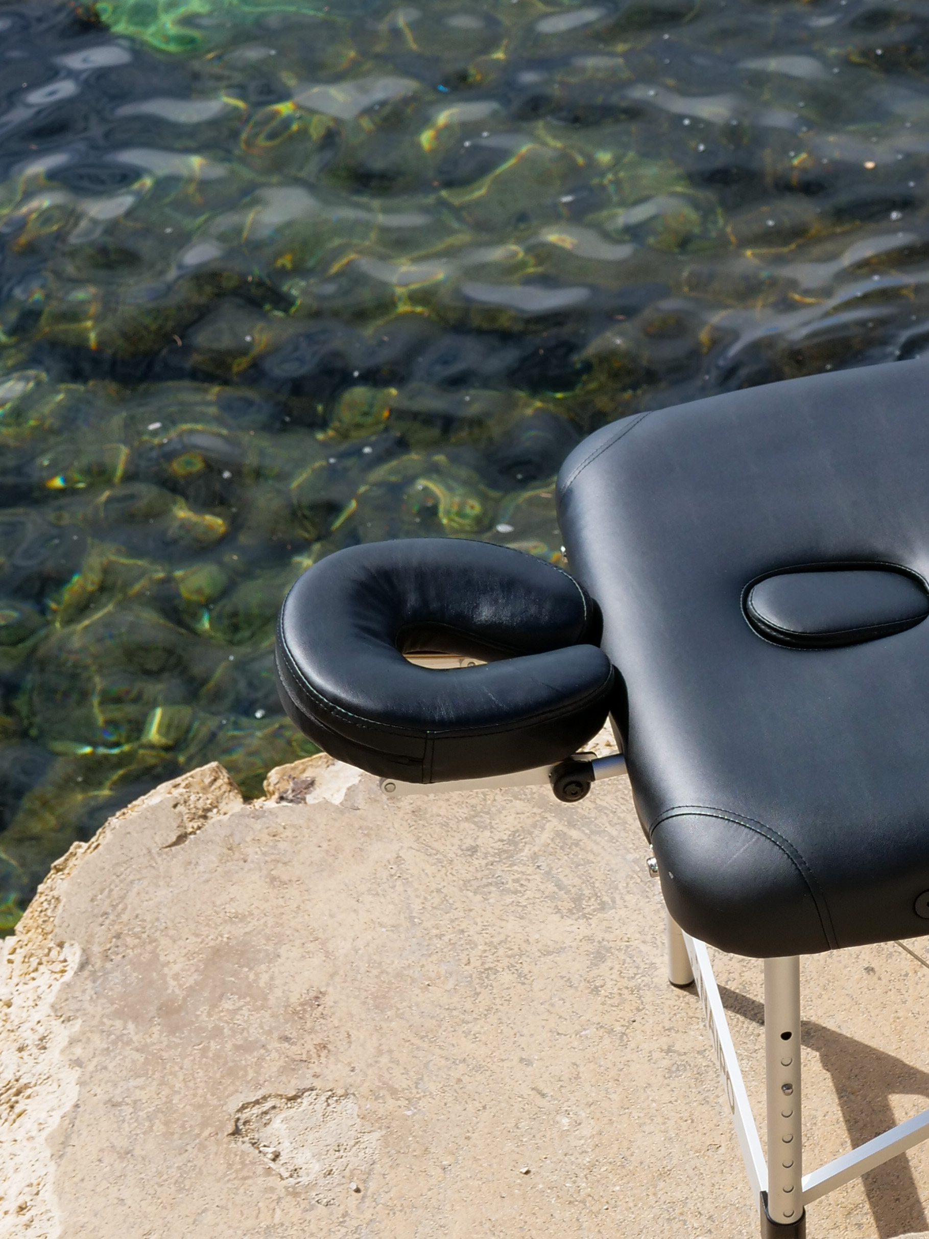 Table de massage au bord de la mer